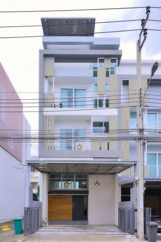 ขายทาวน์โฮมหรูหลังมุม SPACE ลาดพร้าว–เหม่งจ๋าย | รีโนเวทใหม่ทั้งหลัง Double Space สูง 6 เมตร พร้อม Home Office และ Music Studio