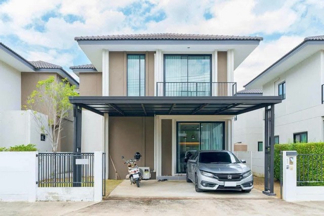 บ้านเดี่ยว 2 ชั้น สไตล์โมเดิร์น เฟอร์นิเจอร์บางส่วน สันกำแพง