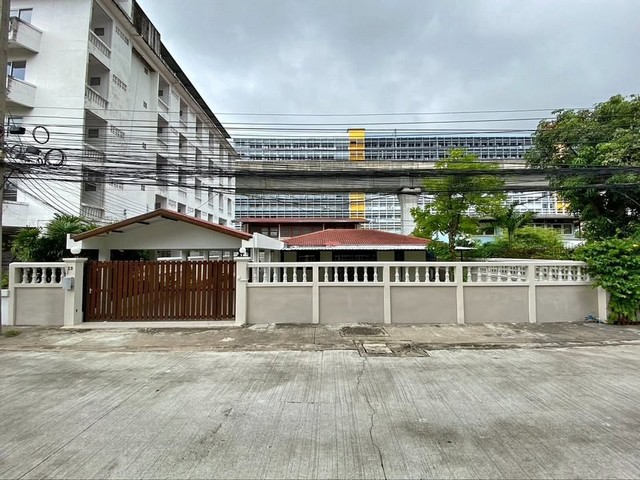 P824 ให้เช่าบ้านเดี่ยว โฮมออฟฟิศ พระราม 9 ซอย 46 เนื้อที่ดิน 163 ตรว. บ้านใหม่ มีบริเวณ กว้าง เหมาะทำออฟฟิศ สำนักงาน