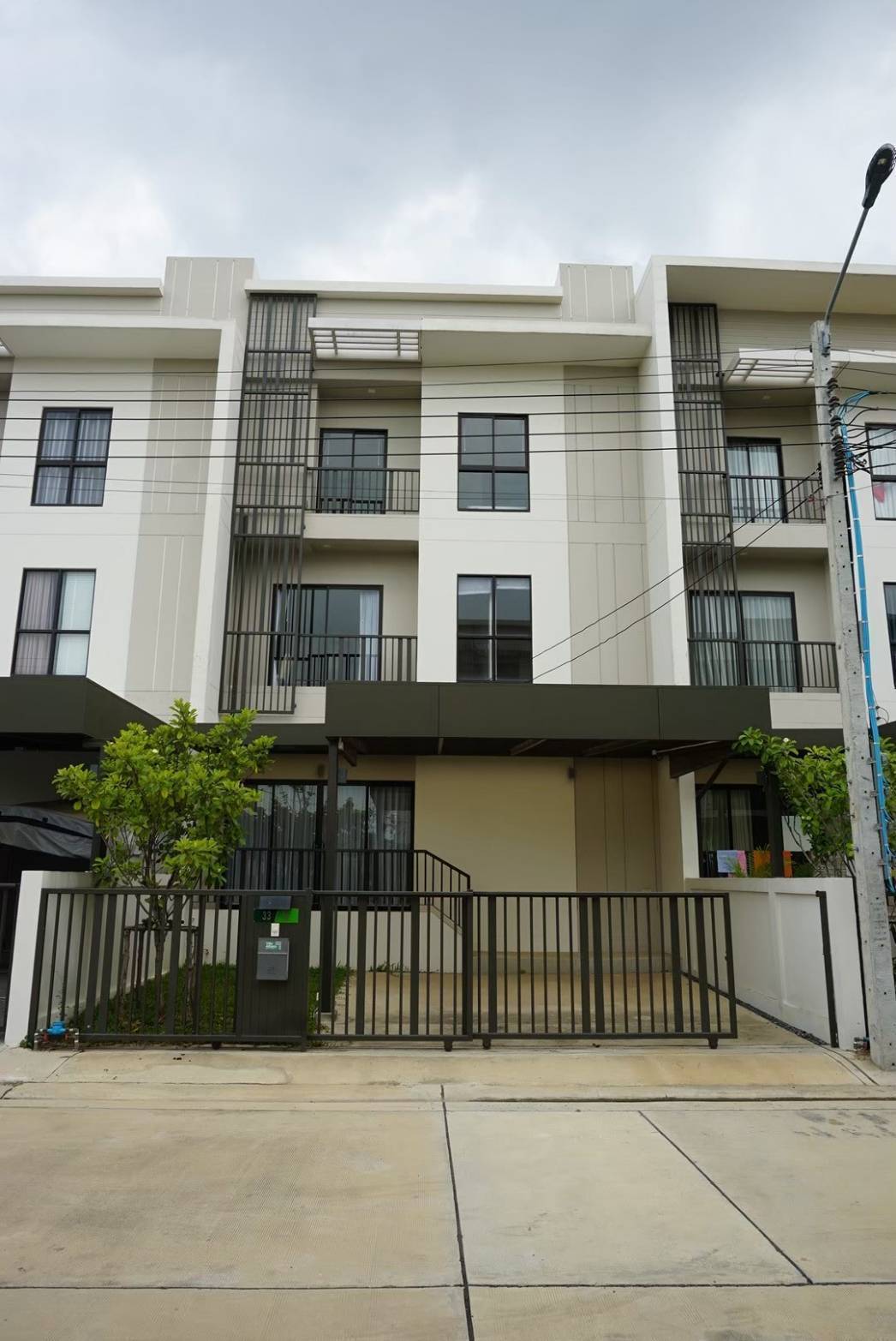 ให้เช่าทาวโฮม3ชั้น  โครงการ villa alberro ย่านกรุงเทพกรีฑา บางกะปิ  ใกล้รร.นานาชาติ Wellington, Brighton  