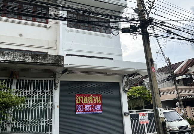 ขายอาคารพาณิชย์ หมู่บ้านสินธร แฮปปี้แลนด์ บางกะปิ กรุงเทพมหานคร เนื้อที่ 25.4 ตร.ว. 3 ชั้น 2 น้ำ