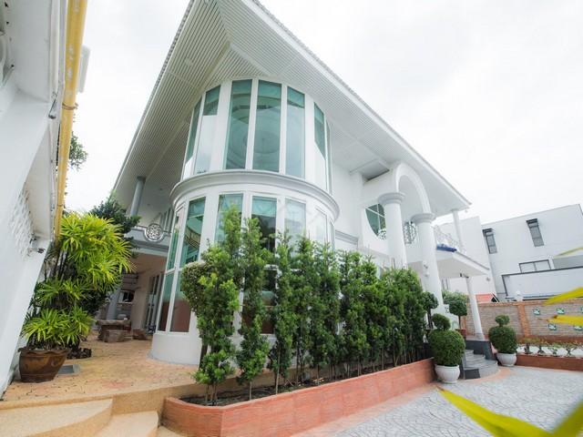 ขายบ้านเดี่ยว 2 ชั้น 244 ตร.ว. ถนนพระราม 9 ซอย 39 สไตล์พูลวิลล่า ใกล้เดอะไนน์