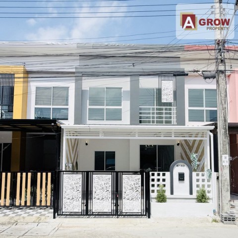 หมู่บ้านเพ็ญศิริ 4 ซอยเลียบวารี25/1 ต้นซอย รีโนเวทใหม่ทั้งหลัง เฟอร์ฯครบ ตกแเต่งพร้อมเข้าอยู่