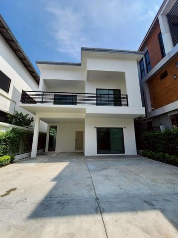 HR 10316 ให้เช่า ขายบ้านสร้างใหม่ สุขุมวิท 93 ซอยพึ่งมี  ที่จอดรถ 3 คัน เหมาะสำหรับอยู่อาศัย หรือทำเป็นโฮมออฟฟิศ