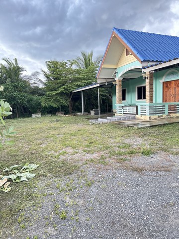 ขายบ้านพร้อมที่ดินและสวนมะพร้าว อำเภอเมืองจังหวัดสมุทรสงคราม เนื้อที่ 1 ไร่ 1 งาน 82 ตารางวา