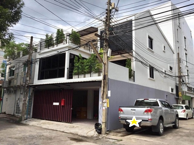 ให้เช่าทาวเฮ้าส์ 3 ชั้น 350 ตร.ม. สุขุมวิท 63 (ตรงข้ามเอกมัยซอย 4) ตกแต่งพร้อมเข้าอยู่ ใกล้ BTS เอกมัย