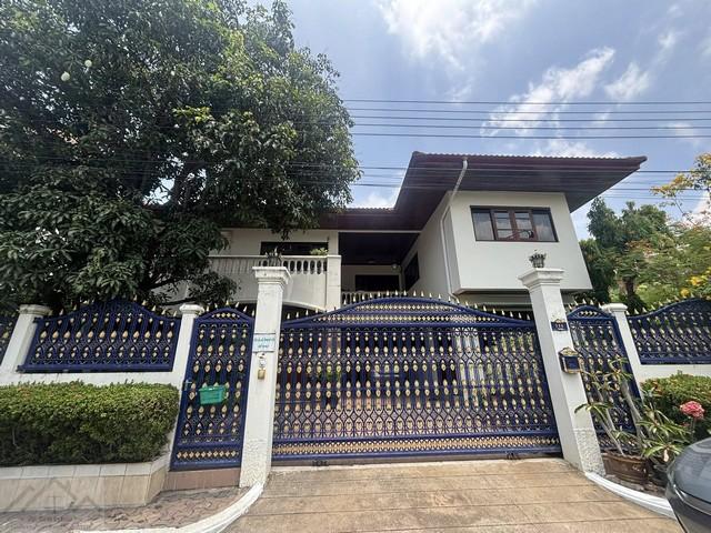 ขายบ้านเดี่ยว 2 ชั้น ขนาด 67 ตรว. หมู่บ้านผกามาศ Baan Phakamas สุขุมวิท 71 ปรีดี 14 หรือเข้าทางพัฒนาการ 20 ได้ เฟอร์นิเจอร์ไม้สัก