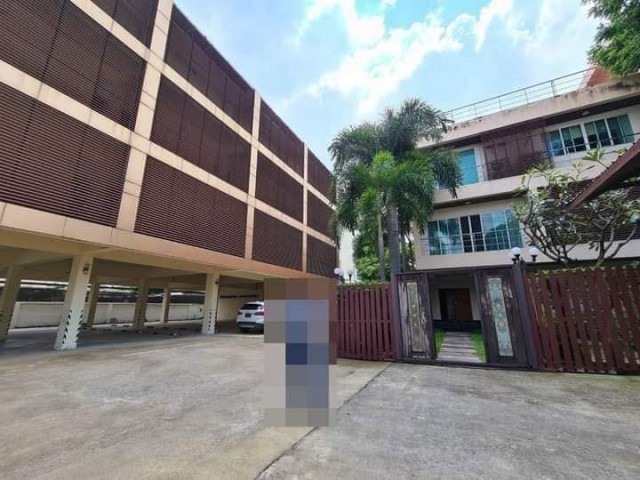 ขาย ออฟฟิศพร้อมบ้านเดี่ยว สุขุมวิท 101 บ้านเดี่ยวมีสระว่ายน้ำส่วนตัว  TEL 095-164-2956 ปุ้ย