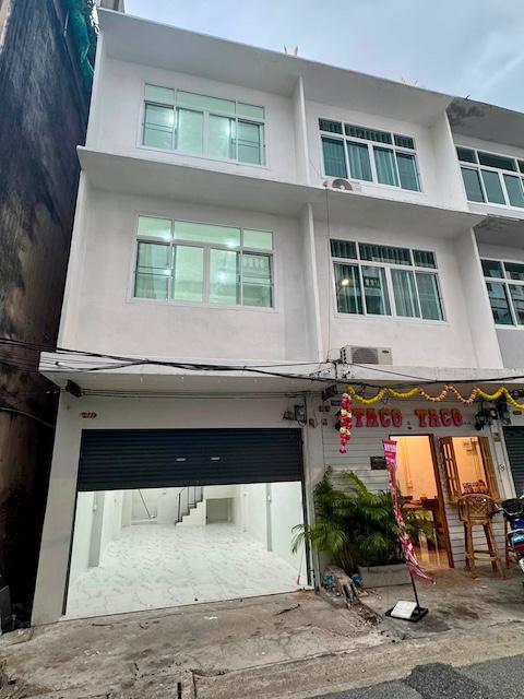 ให้เช่าทาวน์เฮ้าส์ 4 ชั้น 180 ตร.ม. ซอยสาทร 11 แยก 3 ใกล้ BTS เซนต์หลุยส์ ( รีโนเวทใหม่ )