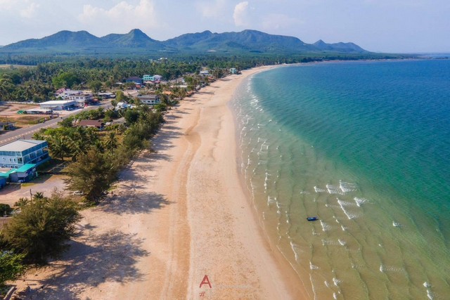 ที่ดินติดทะเลวิวหลักล้านแปลงเล็กหายากติดหาดส่วนตัว เหลือ 2แปลง สุดท้าย ทรายขาวน้ำใส สวยงามวิวทะเลธรรมชาติสุดสุด ปะทิวใกล้หาดสวยทุ่งวัวแล่น