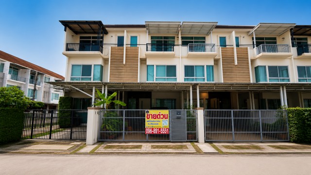 #ขายทาวน์โฮม 3 ชั้น ติดถนนเมนหลัก พื้นที่: 20.9 ตร.ว โครงการบ้านใหม่ 1 ซอยพุทธบูชา 36 แขวงบางมด ทุ่งครุ กทม. ME-288