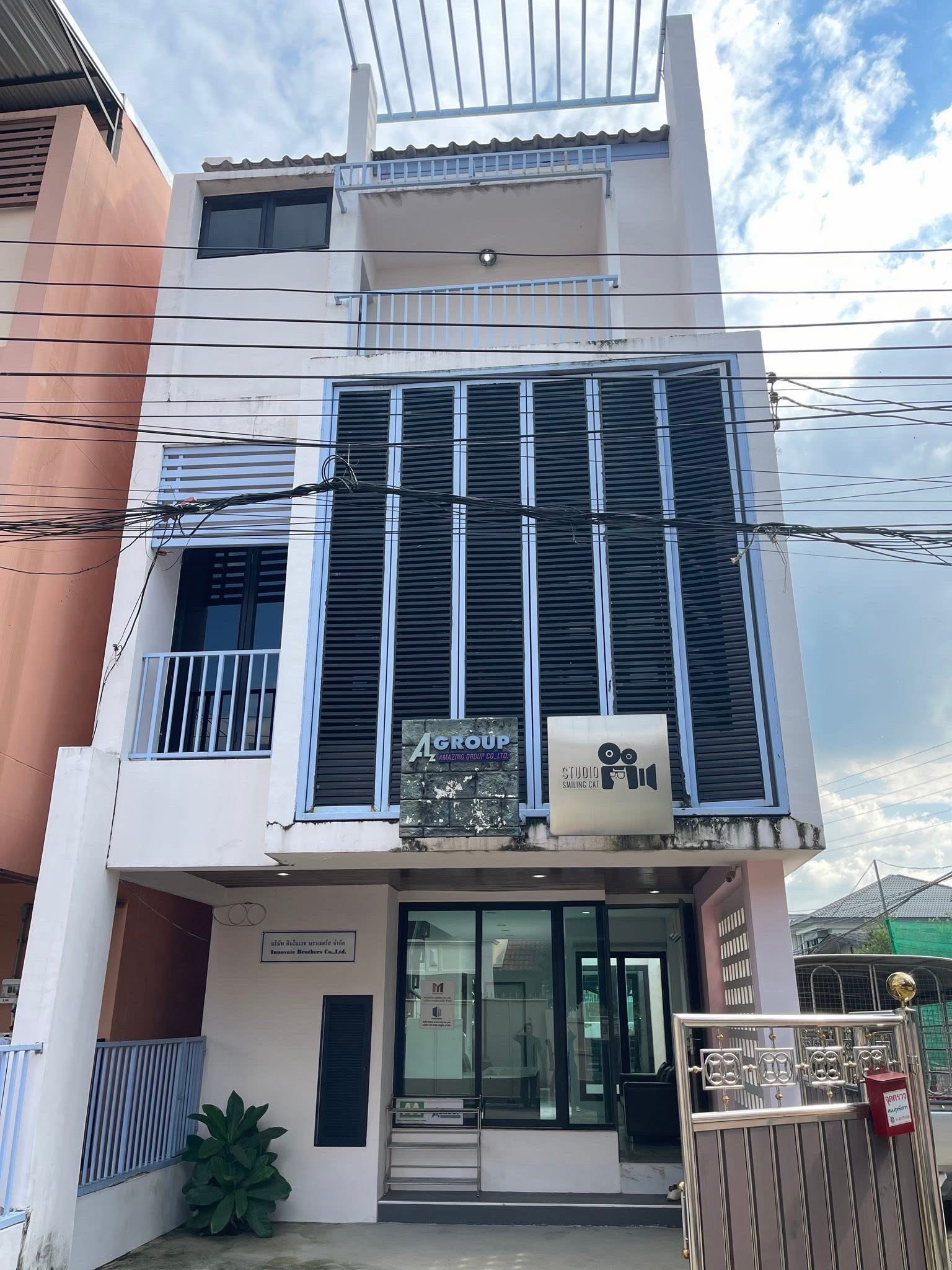 ให้เช่า และ 🔥 ขายด่วน! ทาวน์โฮม 3 ชั้น หลังมุม ทำเลทอง ลาดพร้าว 18 แยก 4 🔥  | MRT 700 ม. | Home Office ได้ | มีห้อง Studio” 