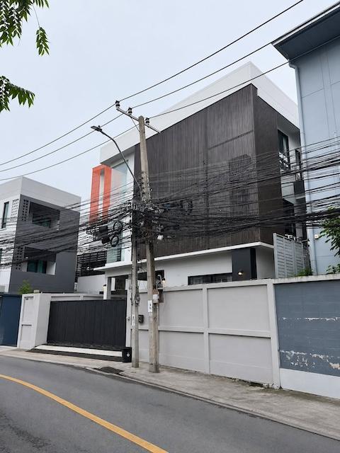 ให้เช่าบ้านเดี่ยว 3 ชั้น 360 ตร.ม. ย่านสุทธิสาร ซอย 20 มิถุนา ใกล้ MRT สุทธิสาร