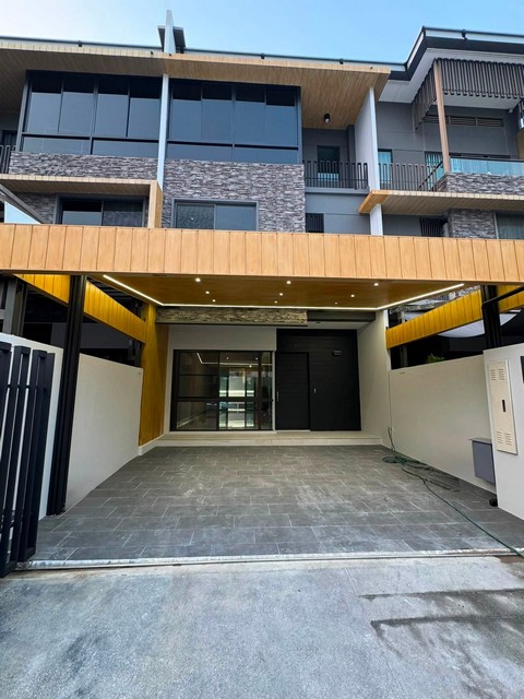ขาย Luxury Townhome 3 ชั้น 29.9 ตร.ว. The Landmark เอกมัย-รามอินทรา เฟอร์ครบพร้อมอยู่ ใกล้เซ็นทรัลอีสต์วิลล์