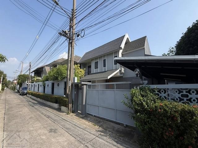 HR 10342 ให้เช่าบ้านเดี่ยว 2 ชั้น 5 ห้องนอน ซอยรัชดาภิเษก 32 จันทรเกษม บ้านสไตล์คอนกรีตผสมไม้
