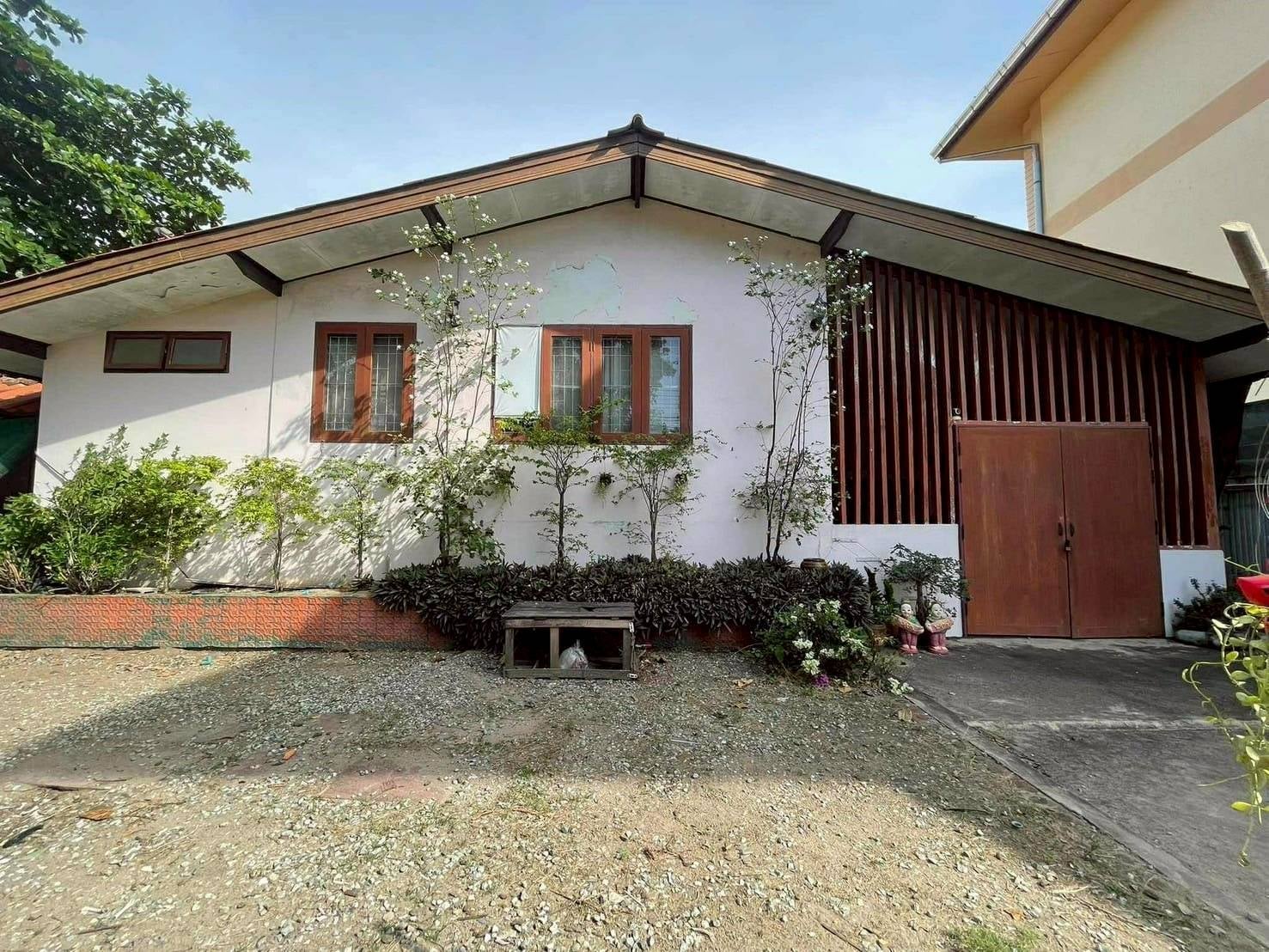 ขายบ้านพร้อมที่ดิน 128 ตร.ว. ถนนบางแสนสาย 2 ซอย 15 ใกล้ทะเลบางแสน (ขายด่วน)