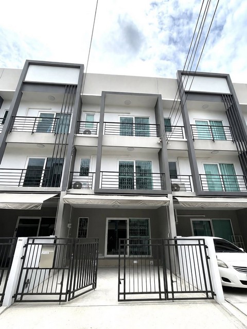 ให้เช่าทาวน์โฮม 3 ชั้น 3 ห้องนอน บ้านกลางเมือง สวนหลวง เฉลิมพระเกียรติ ร.9 ซอย 28 ตรงข้ามสวนหลวง
