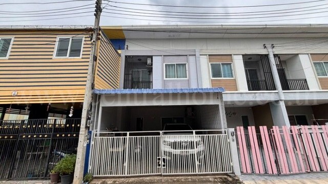 ขายด่วน ทาวน์โฮม หมู่บ้านตรีพฤกษ์ เลียบคลองประปานครปฐม ราคาถูก ใกล้ทางด่วน M81