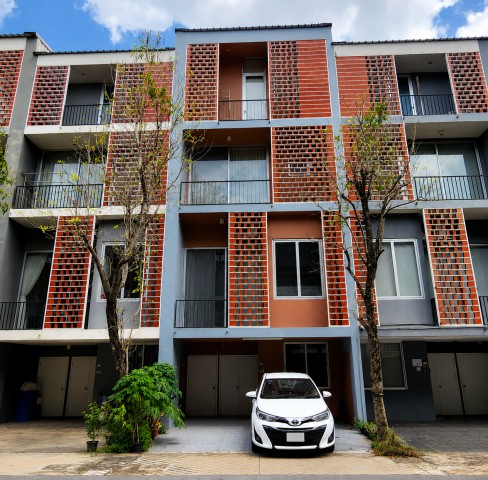 Contemporary Townhome for Rent | Siamese Blossom @ Fashion Island