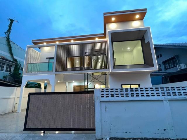 ขายบ้านเดี่ยว 2 ชั้น 59 ตร.ว. ซอยลาดพร้าว 87 ย่านเลียบด่วน รีโนเวทใหม่ ใกล้ CDC