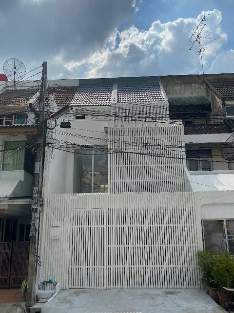 ให้เช่าทาวน์เฮาส์ 3 ชั้น  250 ตรม. 3 ห้องนอน สุขุมวิท 71 (ซอยปรีดีพนมยงค์ 42) 5 นาที ถึงเอกมัย และทองหล่อ 