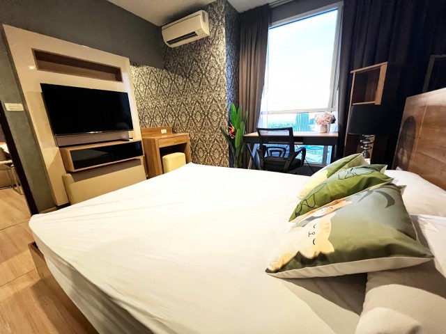 Rhythm Sathorn spacious beautiful views 32nd floor BTS Saphan Taksin