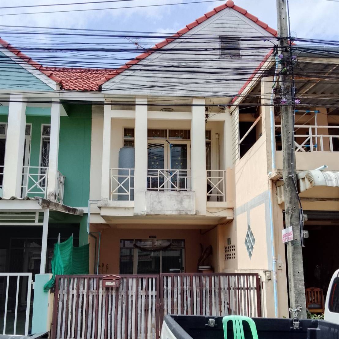 บ้าน ทาวน์เฮ้าส์ 2 ชั้น หมู่บ้านไทยสมบูรณ์ 2 รังสิต–คลองสาม ปทุมธานี ใกล้ฟิวเจอร์พาร์ครังสิตและสเปลล์ มีรถโดยสารประจำทางผ่าน เดินทางสะดวก