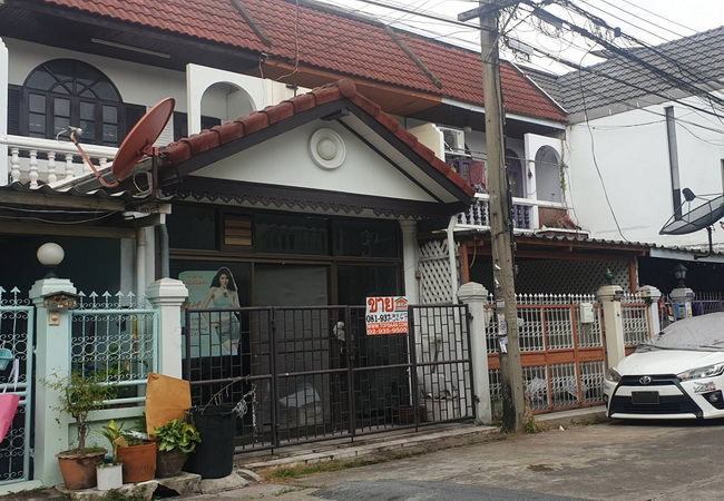 ขายทาวน์เฮ้าส์ หมู่บ้านธารทองนิเวศน์ ติดถนนพหลโยธิน เนื้อที่ 19 ตร.ว. 2 ชั้น 3 นอน 2 น้ำ