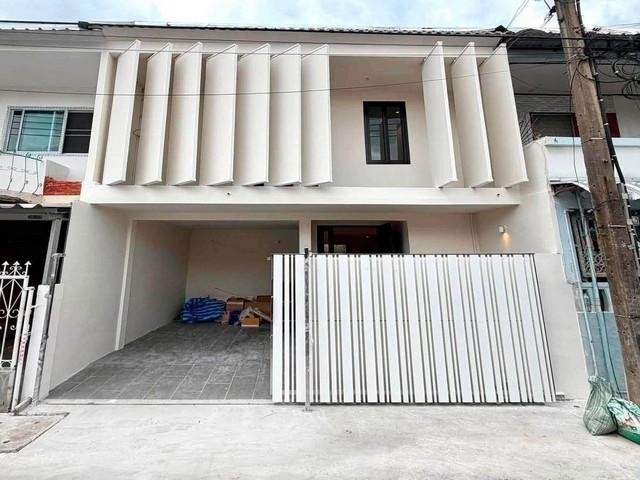 HS 2046 ขายทาวน์โฮม 2 ชั้น Modern Minimal ลาดพร้าว 41  ใกล้รถไฟฟ้า MRT ภาวนา