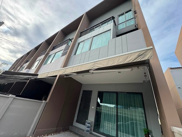 BH4354 ให้เช่าทาวน์โฮม 3 ชั้น หลังริม บ้านกลางเมือง พระราม 9 กรุงเทพกรีฑา ทำเลดี บ้านเป็นส่วนตัว พร้อมเฟอร์นิเจอร์