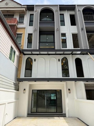 HS 2050 ขายทาวน์โฮม 4 ชั้น 4 ห้องนอน ลาดพร้าว 110 พื้นที่ขนาดใหญ่ รีโนเวทใหม่ทั้งหลัง พร้อมเข้าอยู่