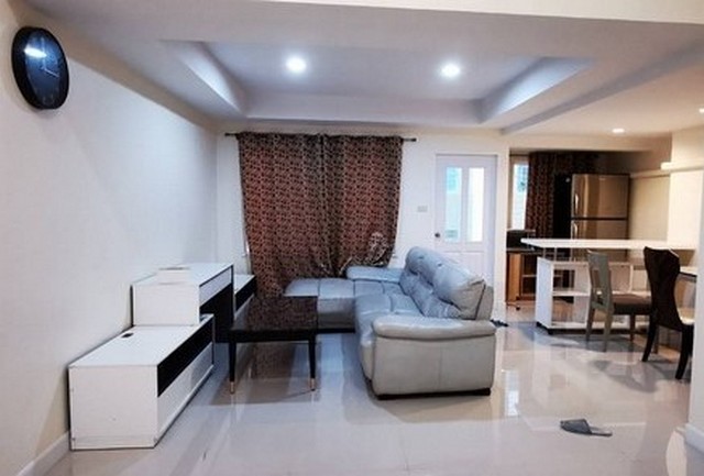 ให้เช่าทาวน์โฮม 4.5  ชั้นซอย วิภาวดีรังสิต 20  บุษราคัมเพลส    5 ห้องนอน 6 ห้องน้ำ  แอร์ 7 เหมาะทำออฟฟิศได้