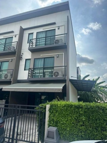 HR 10493 ให้เช่าทาวน์โฮม 3 ชั้นหลังมุม 3 ห้องนอน โครงการบ้านกลางเมือง ศรีนครินทร์  อ่อนนุช