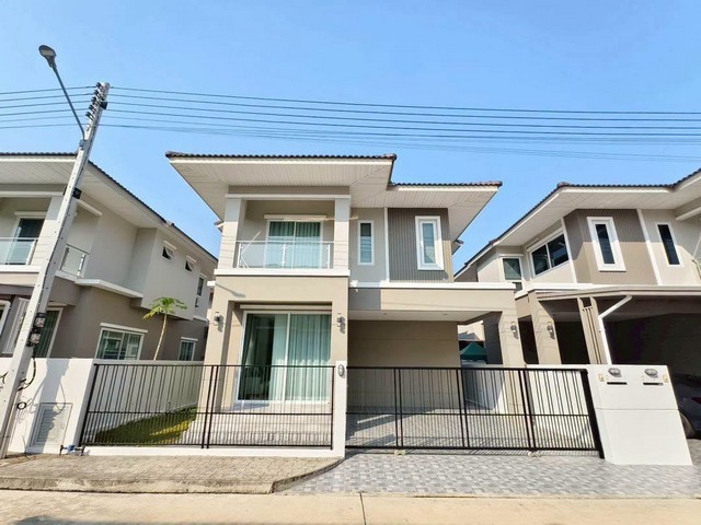 บ้านตัวอย่าง 2 ชั้น ดีไซน์ทันสมัย ฟังก์ชันลงตัว สันกำแพง